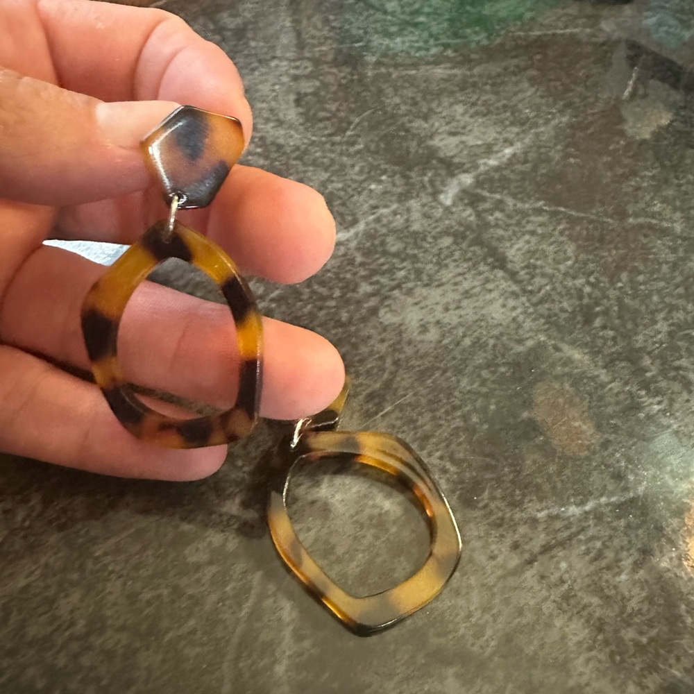 Tortoiseshell earrings. - Picture 2 of 3